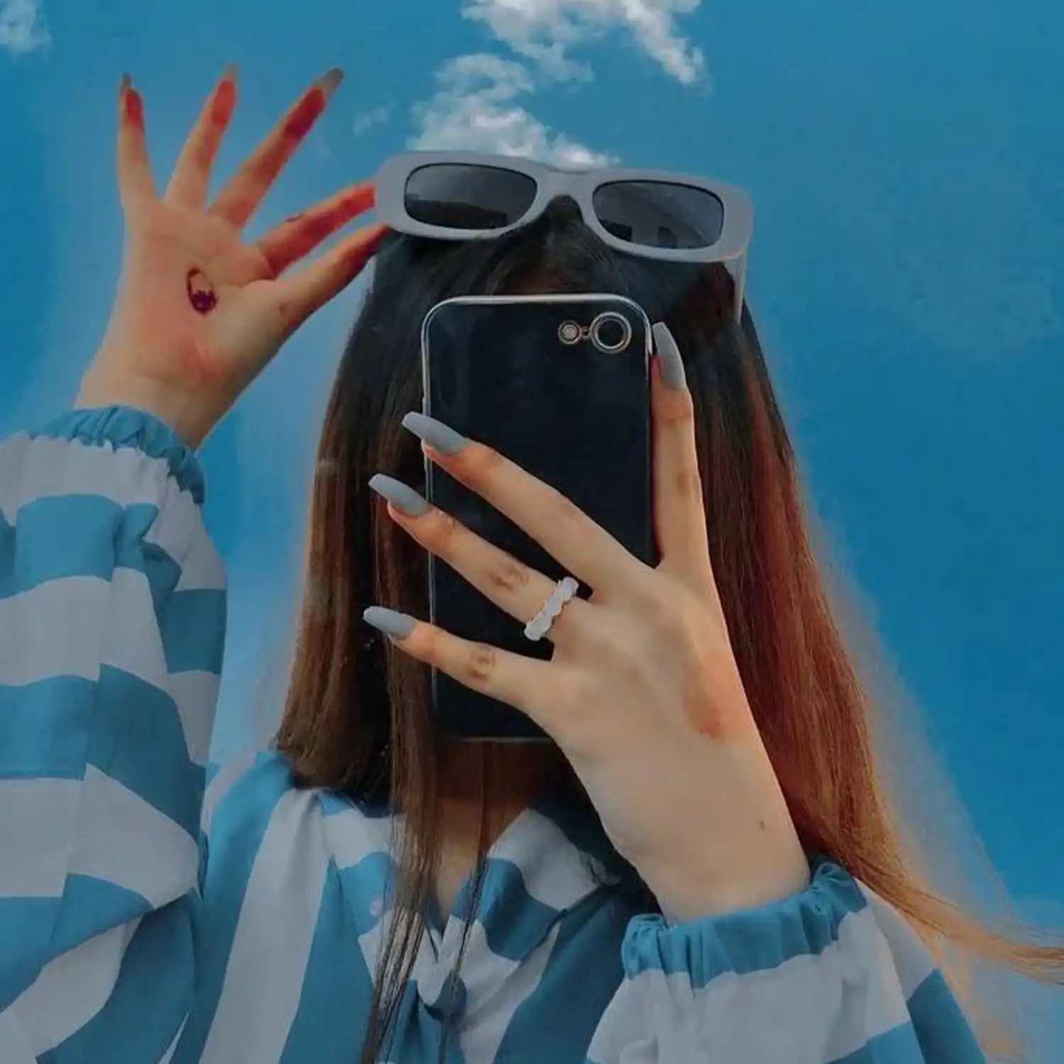 Girl Whatsaap DP With Phone