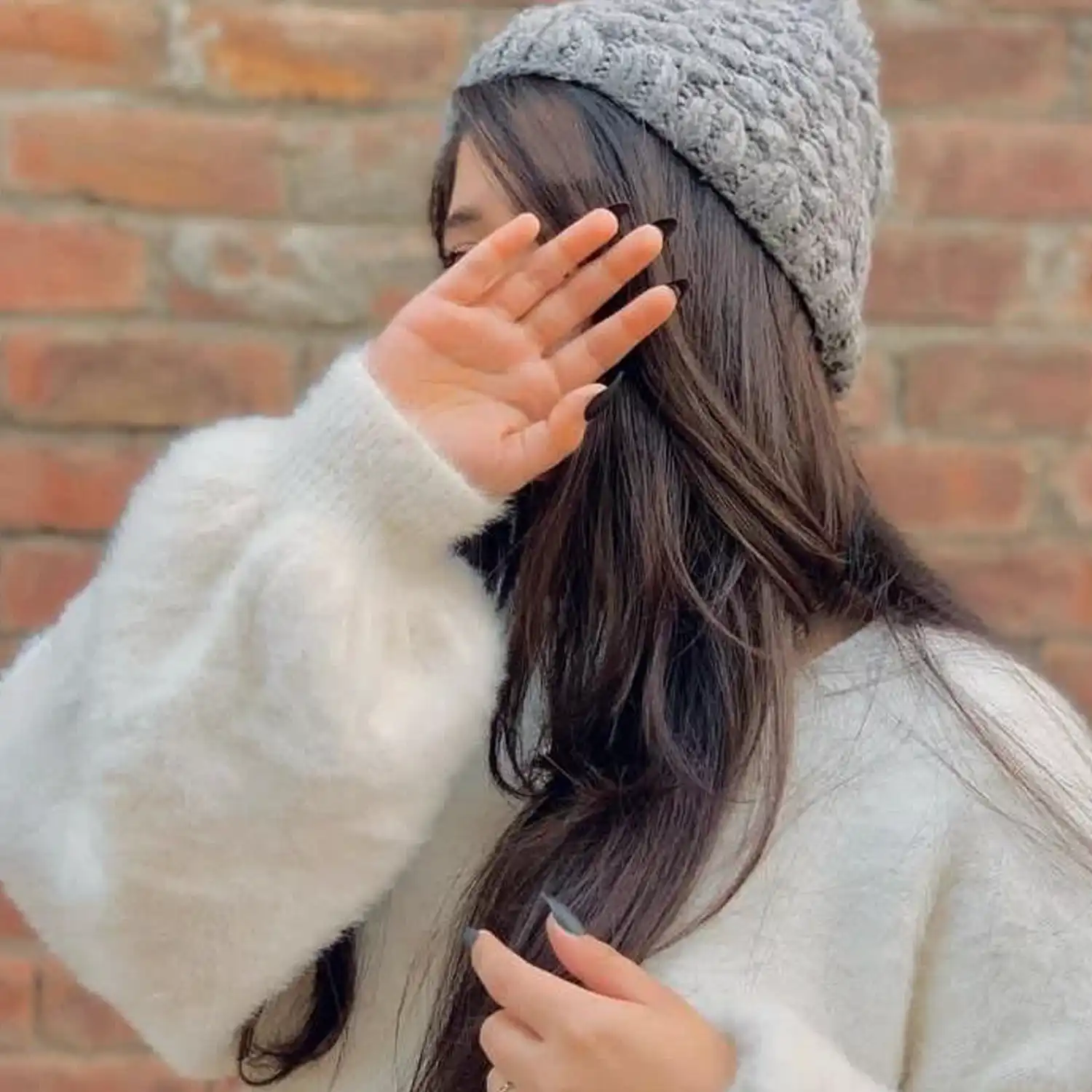 Girls Whatsapp dp Hand Hidden Face